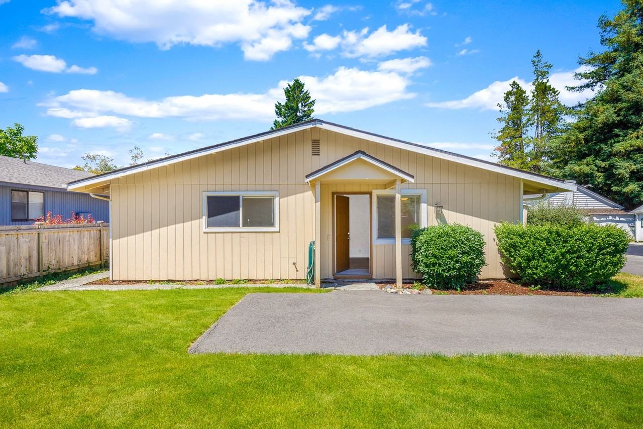 452 Front St N - Photo 2 of 16