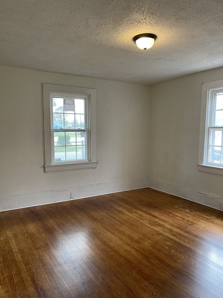 1117 Lincoln St Se #NA - Photo 2 of 8