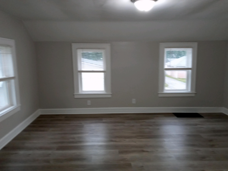 1045 Walnut St - Photo 3 of 10