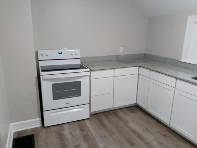 1045 Walnut St - Photo 4 of 10