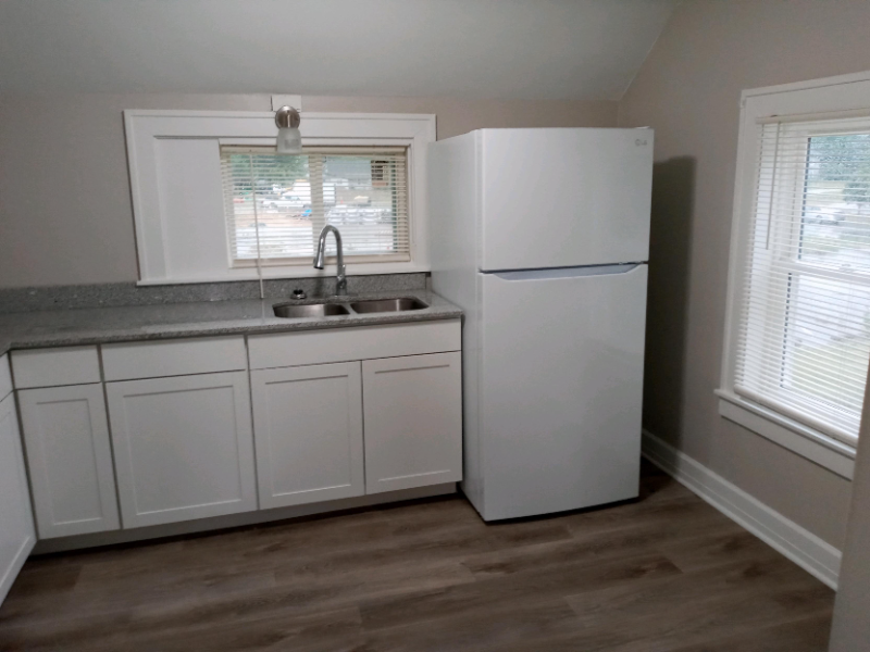 1045 Walnut St - Photo 5 of 10