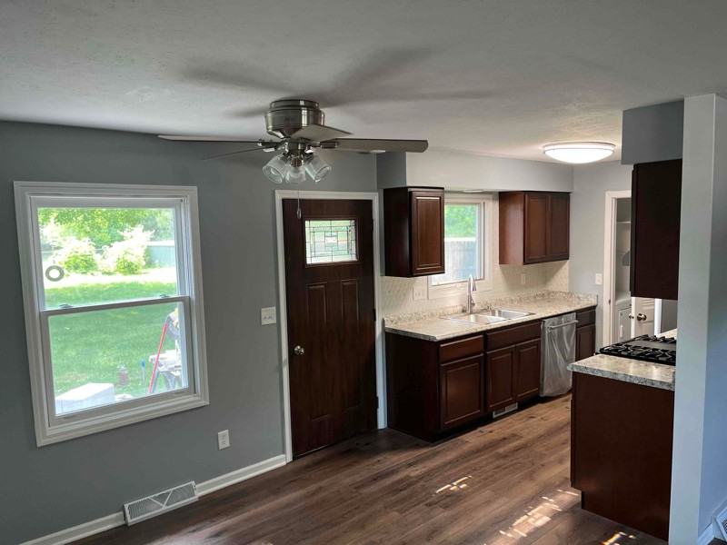 122 N School St - Photo 2 of 13