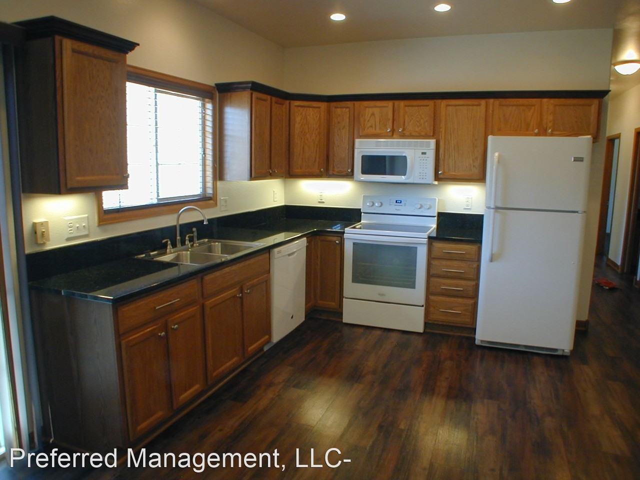 1306 Diamond Ave - Photo 3 of 16