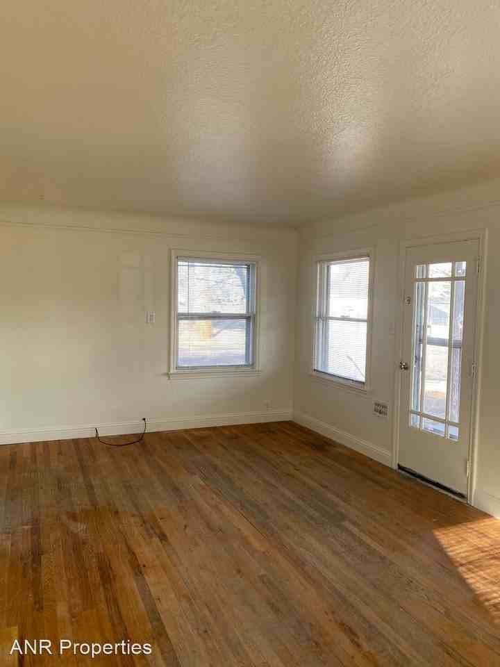 645 N 10th Ave - Photo 2 of 6