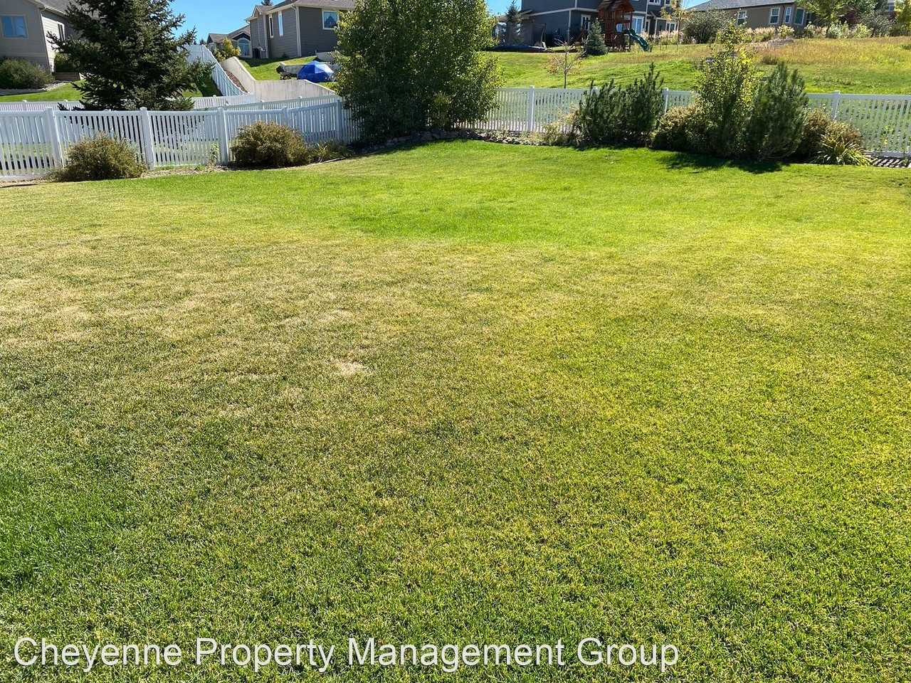 1243 Wendy Ln - Photo 2 of 10