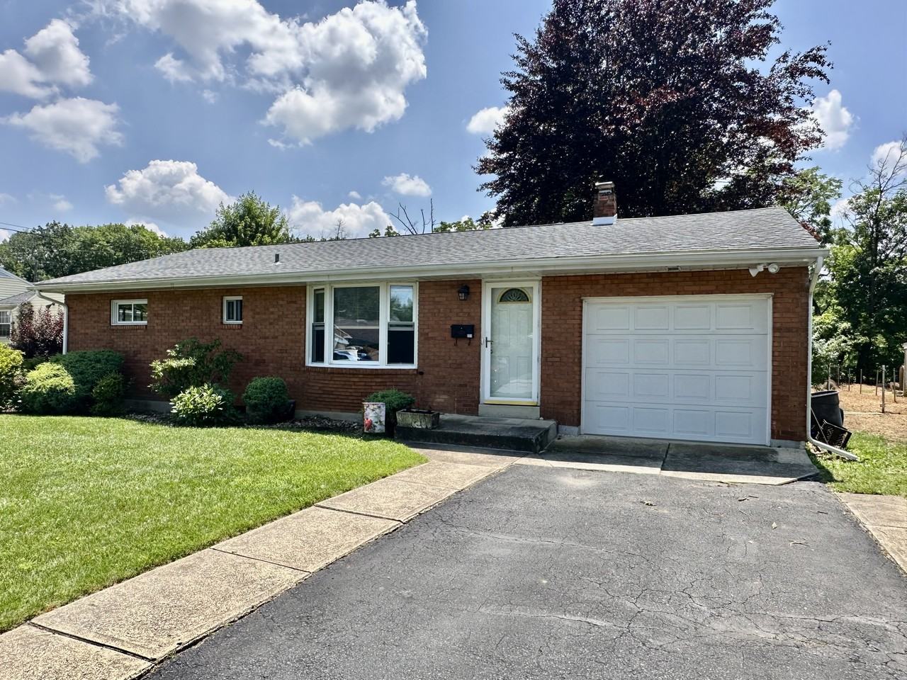 859 Peach St - Photo 2 of 13