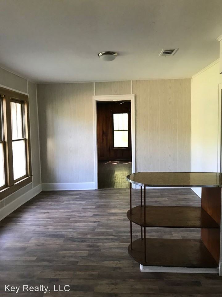 215 Tioga Rd - Photo 2 of 7