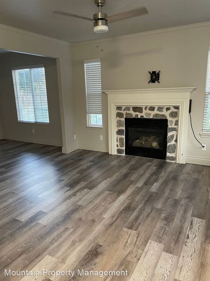 875 Zurich Ln - Photo 3 of 20