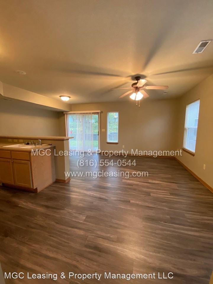 715-717 SE Summit Ave - Photo 2 of 22