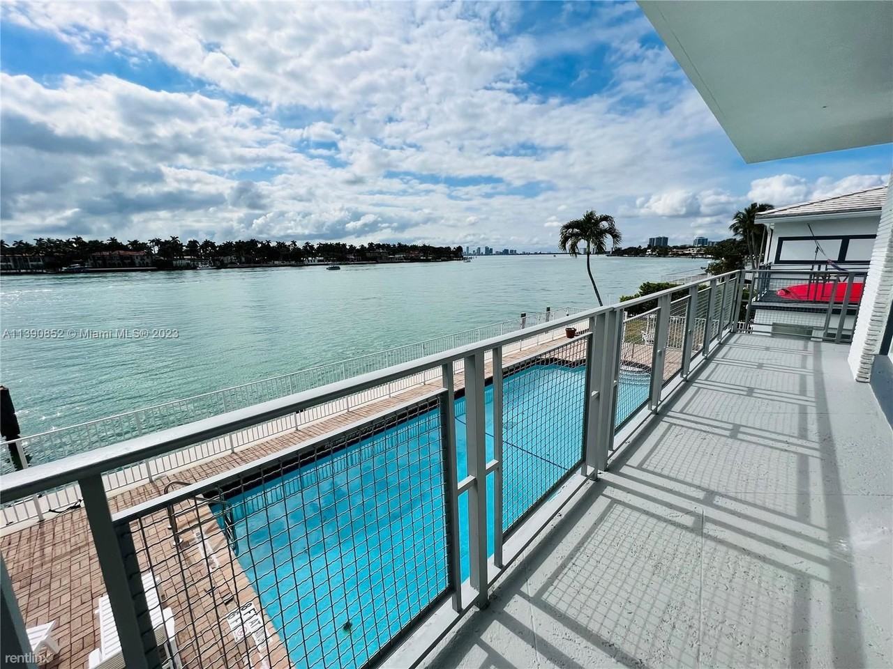 946 Bay Dr - Photo 3 of 44