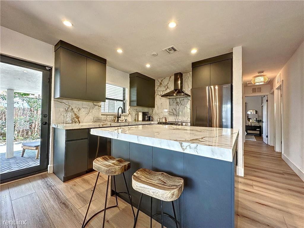 2029 Ne 30th St - Photo 2 of 17