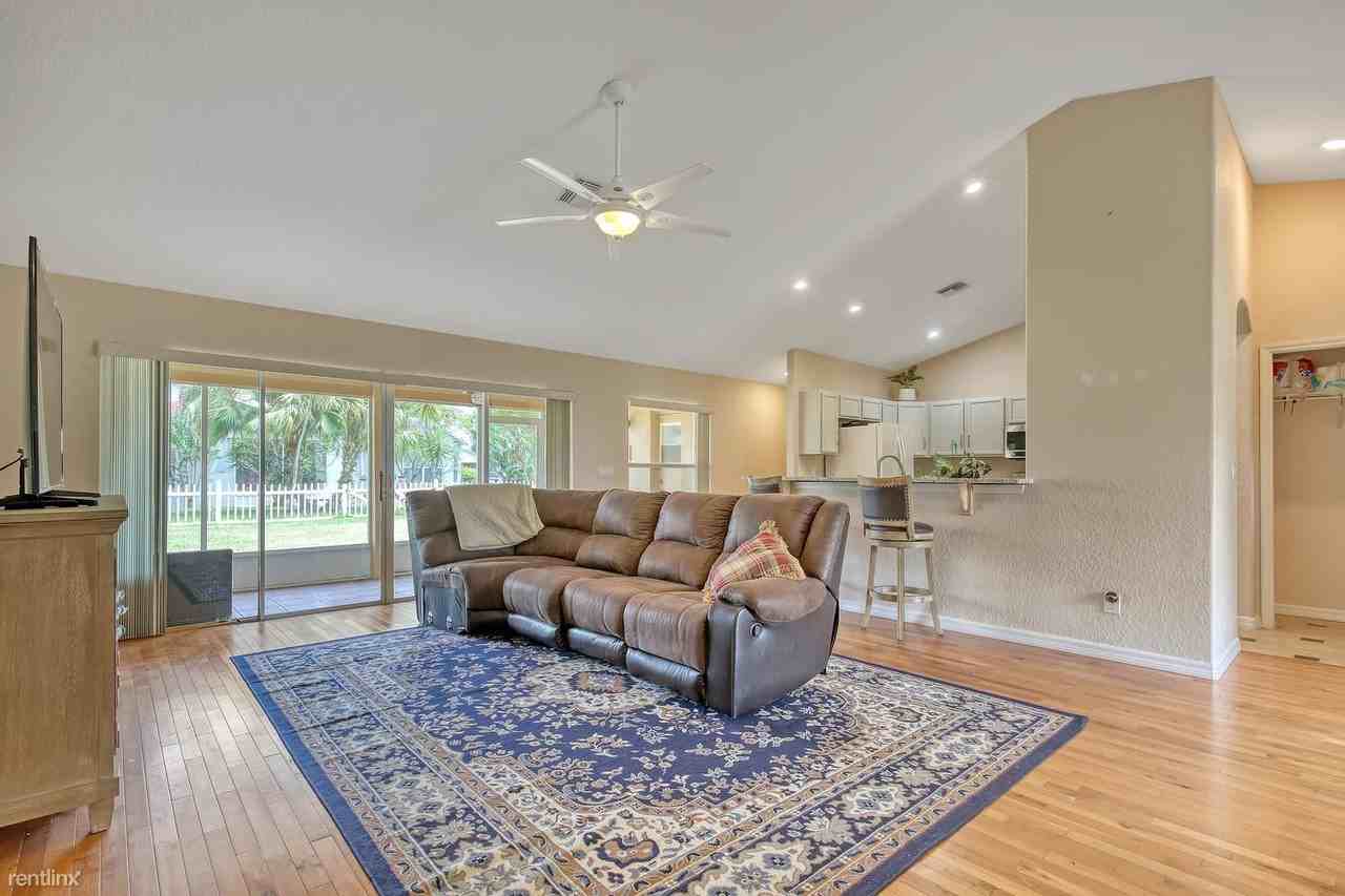 2117 Pumpkin Pl Ne - Photo 2 of 4