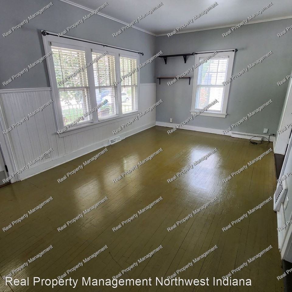 123 Elmwood Pl - Photo 2 of 14