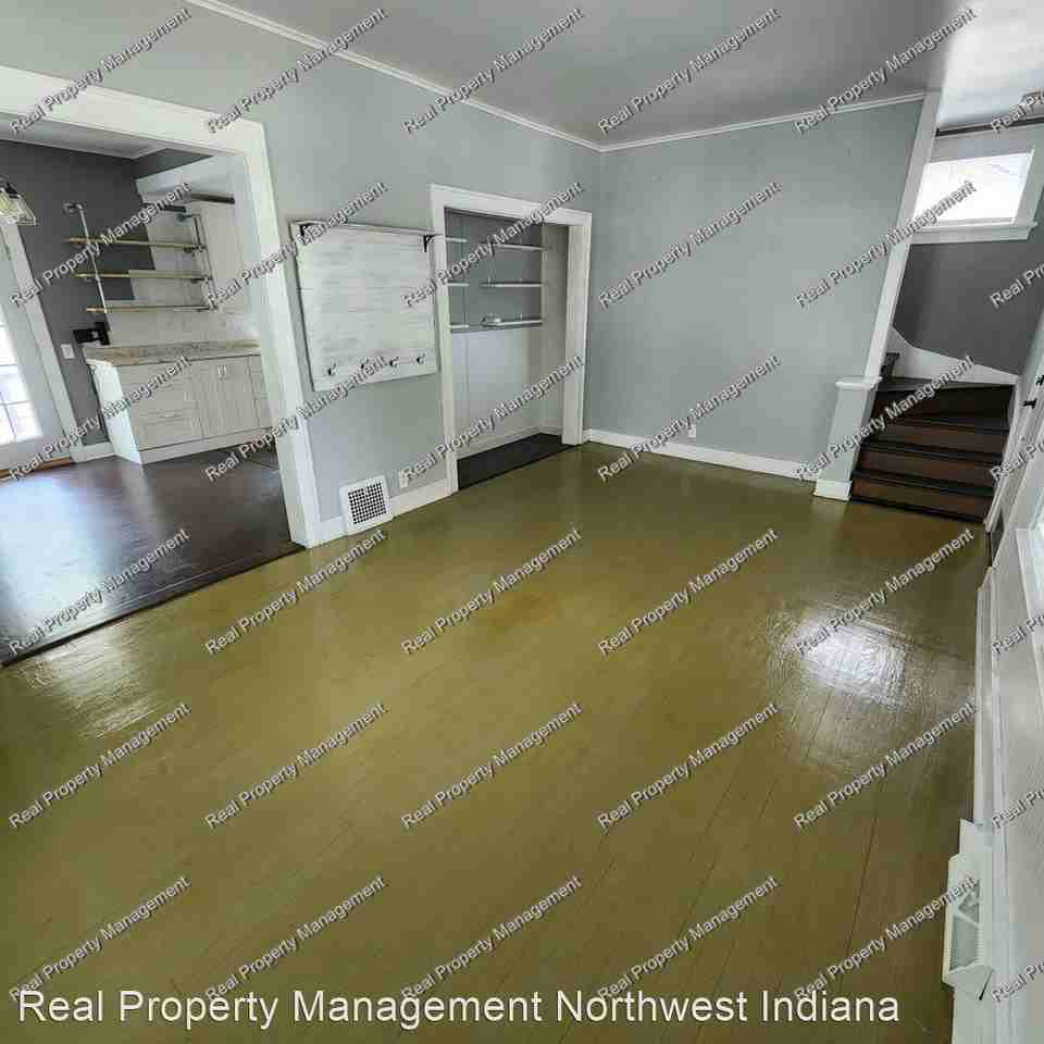 123 Elmwood Pl - Photo 3 of 14