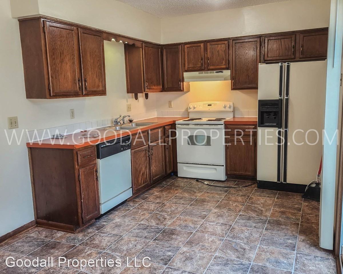102 E Kenyon Ave - Photo 2 of 16
