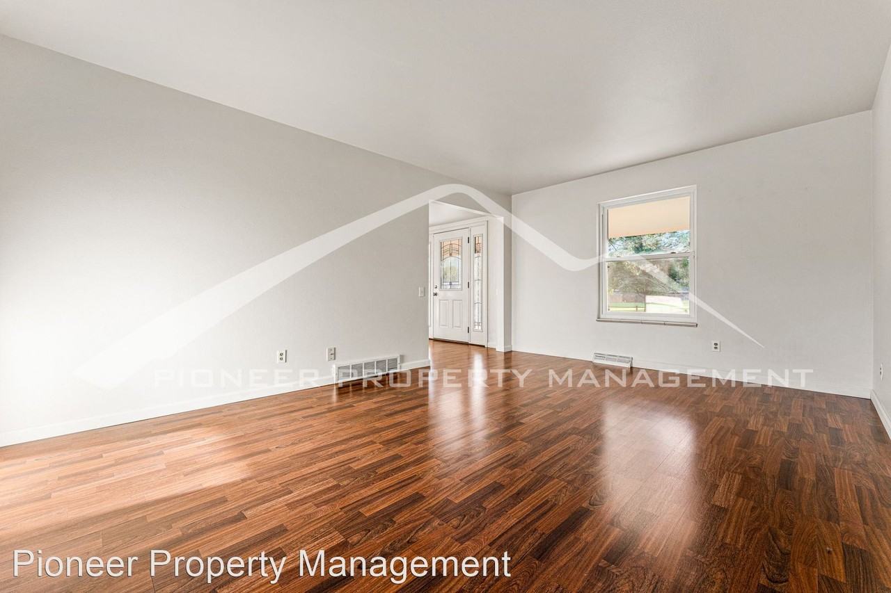 2896 S Paris St - Photo 3 of 23