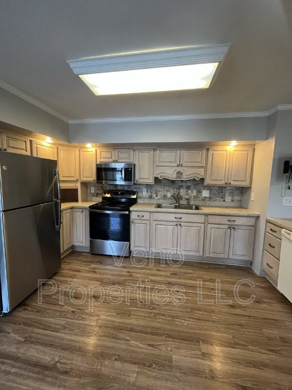 216 Saratoga Ave #1E - Photo 3 of 25