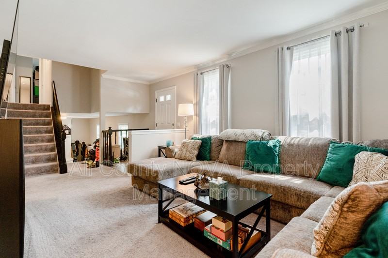 12112 Amblewood Dr - Photo 5 of 31