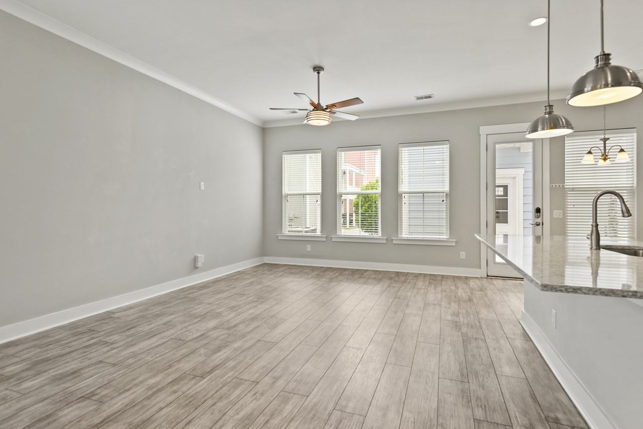 1600 Athena Ln - Photo 2 of 33