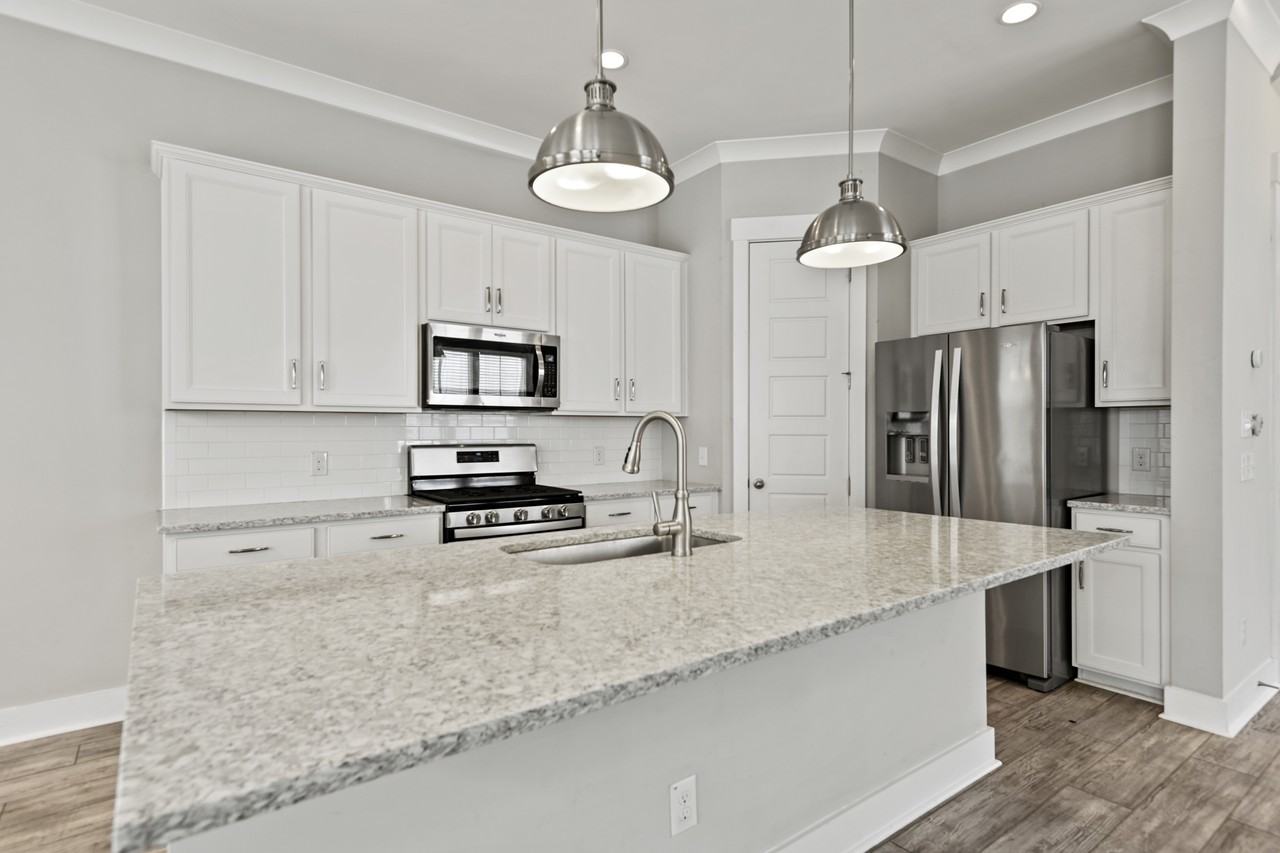 1600 Athena Ln - Photo 7 of 33