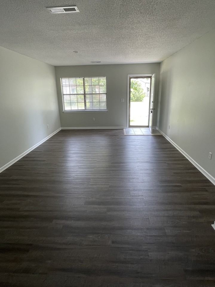 1402 Stratman Cir - Photo 2 of 15