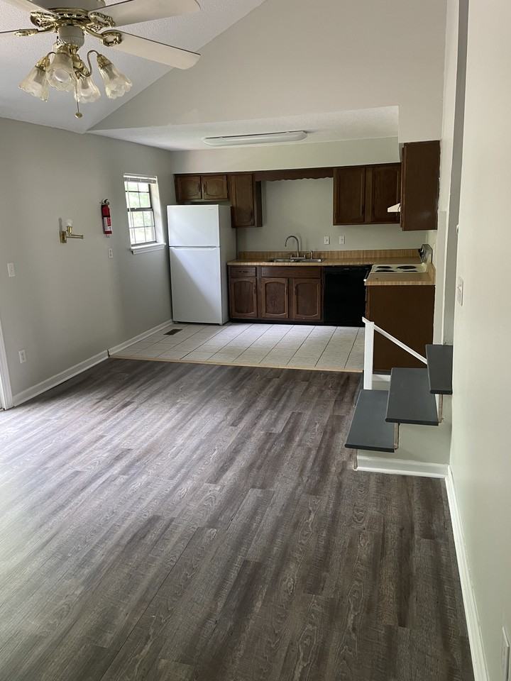 1402 Stratman Cir - Photo 3 of 15