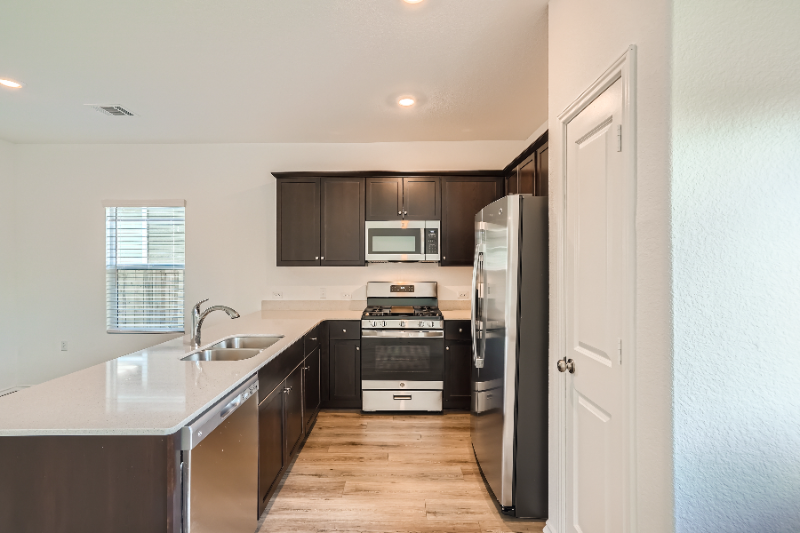 2712 Shimsham Dr - Photo 3 of 8