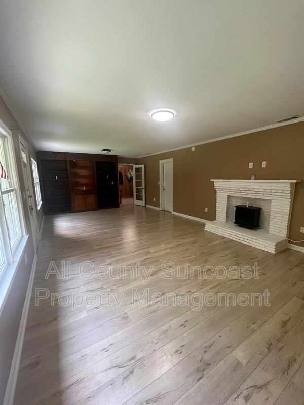 645 N Mulberry St - Photo 2 of 16