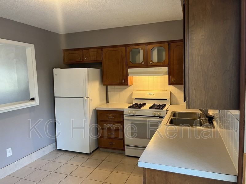 3108 N 68th St - Photo 3 of 28