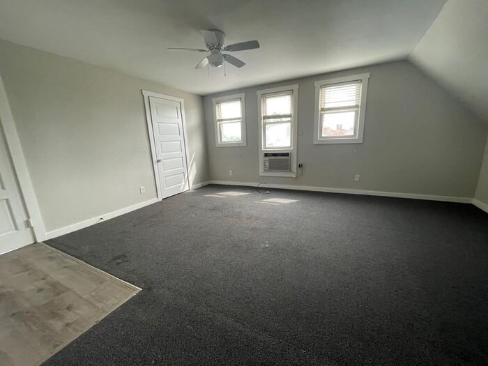 1847 E Oak St #5 - Photo 2 of 6