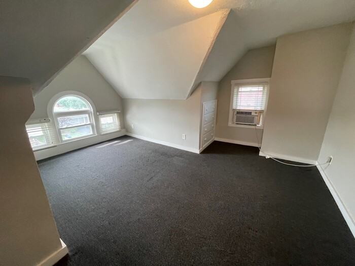 1847 E Oak St #5 - Photo 3 of 6