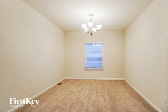 717 Wallace Dr - Photo 3 of 15