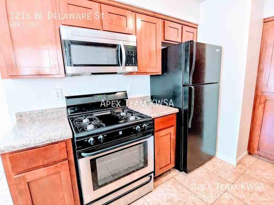 1216 W Delaware St - Photo 2 of 24