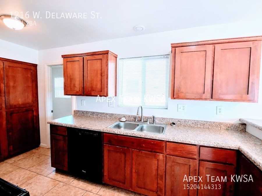 1216 W Delaware St - Photo 3 of 24