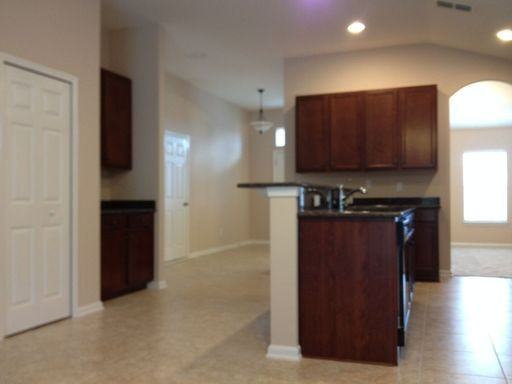 216 Bridgeport Ln - Photo 3 of 17