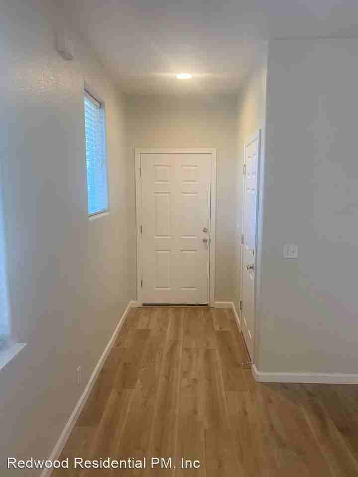 5244 Poe Ct - Photo 2 of 15