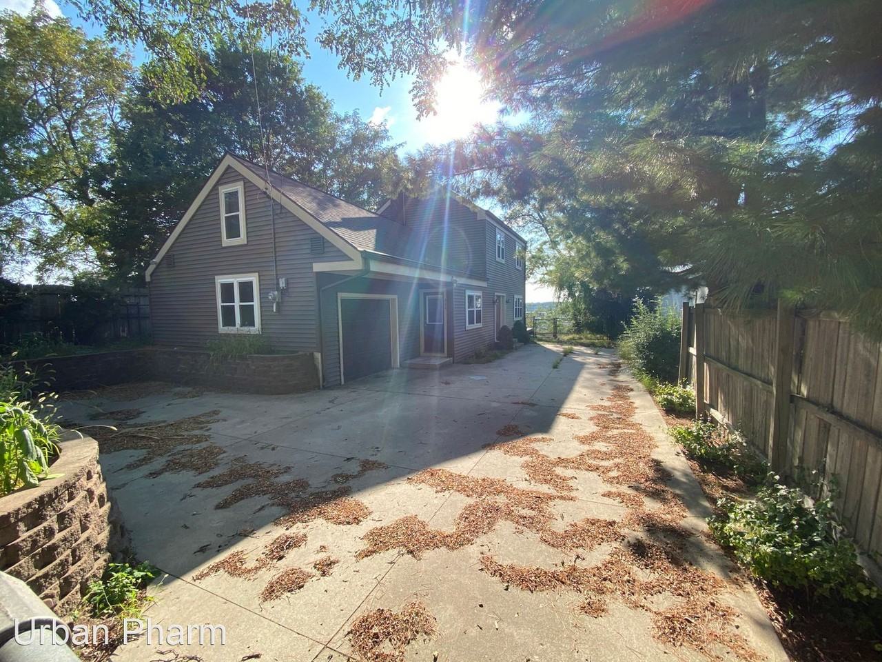 725 Fairview Ave Ne - Photo 2 of 15