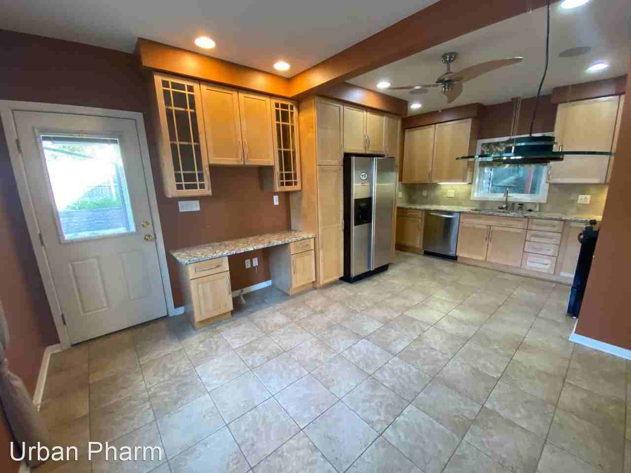 725 Fairview Ave Ne - Photo 3 of 15