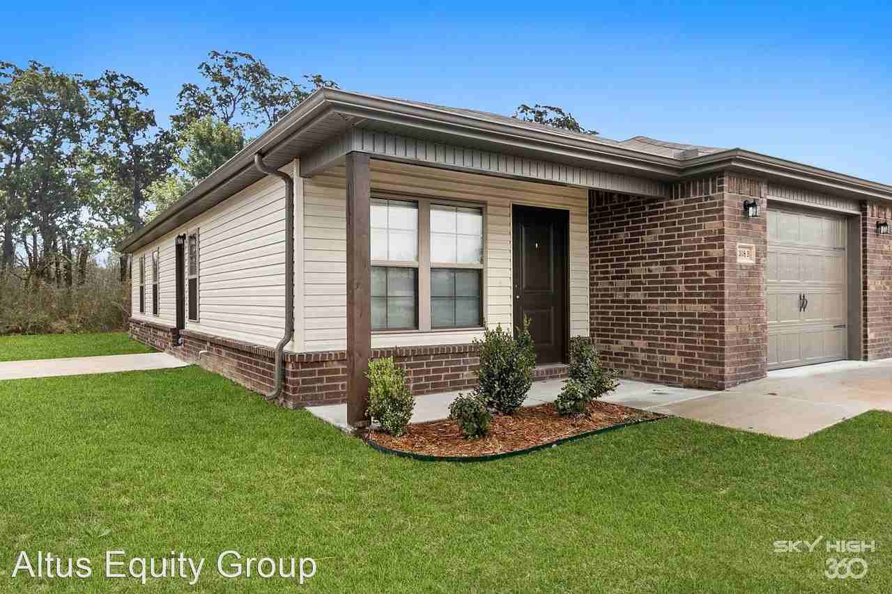 1002 S Holly St. - Photo 3 of 31