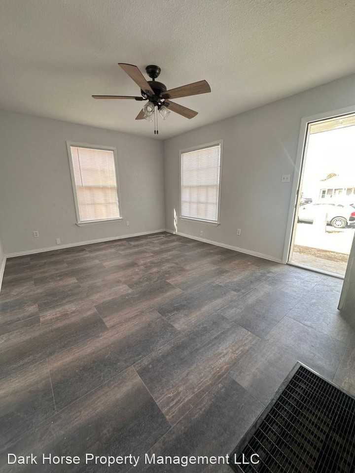 1021 Meredith St - Photo 3 of 11