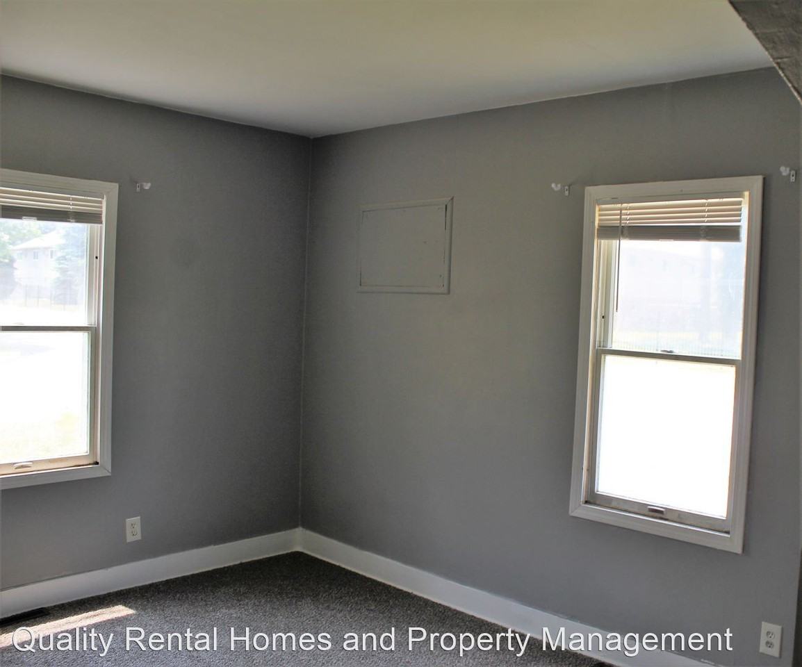 1147 Norton St - Photo 3 of 19