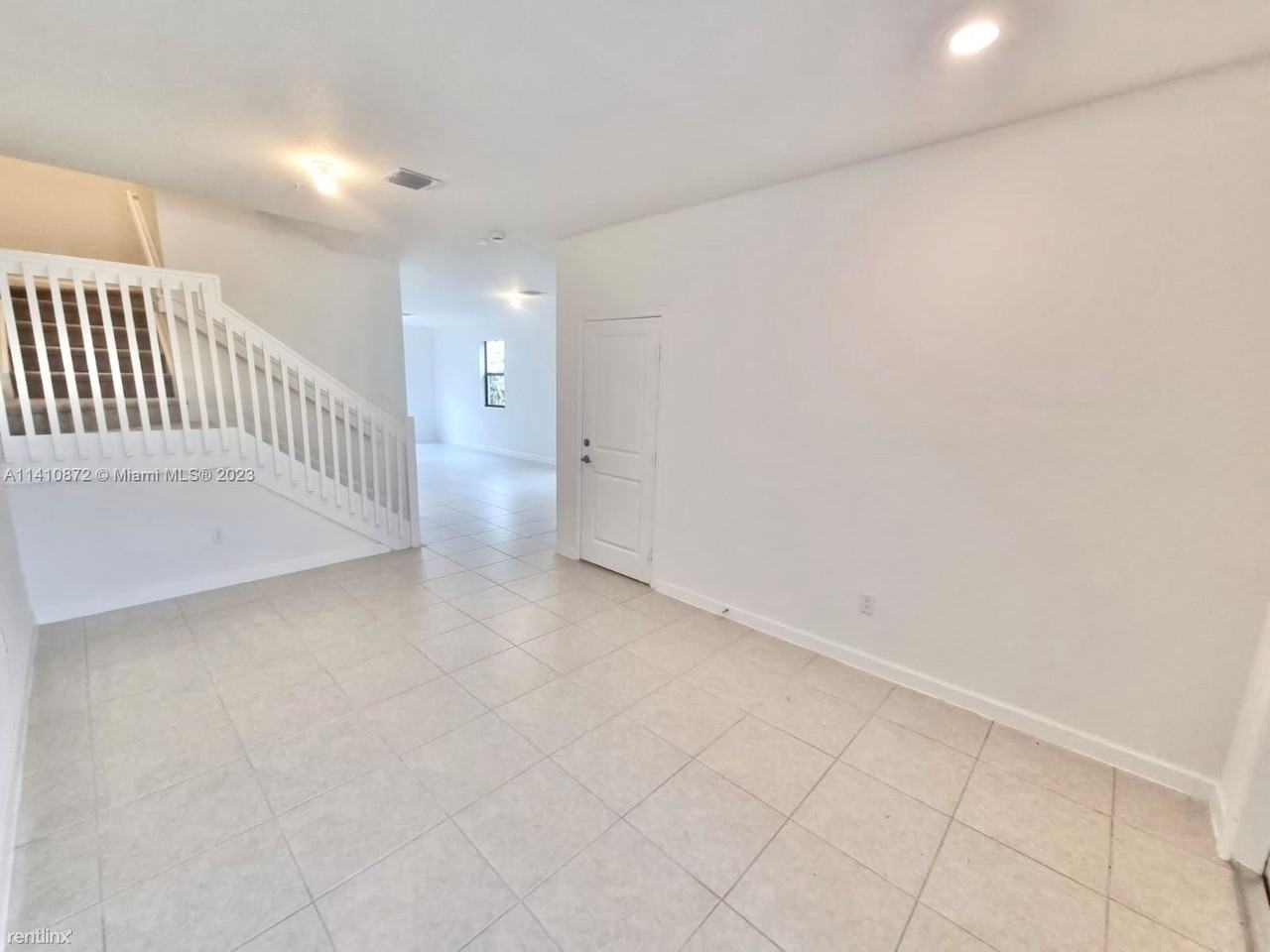 237 Sw 159th Ct - Photo 2 of 13