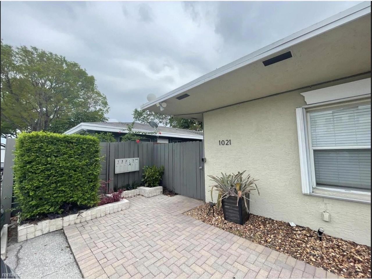 1021 N Victoria Park Rd