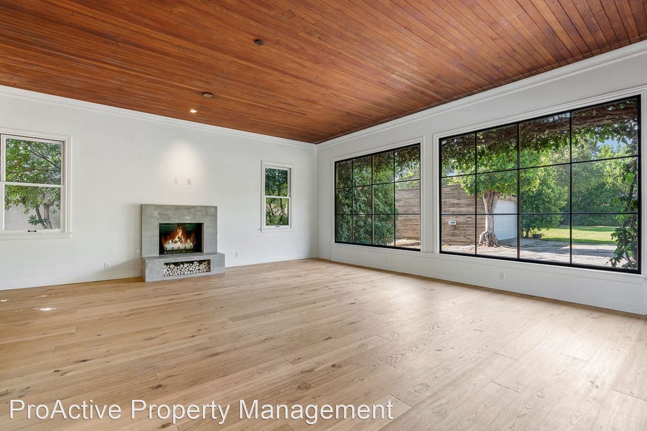 310 Arlington Dr - Photo 3 of 15