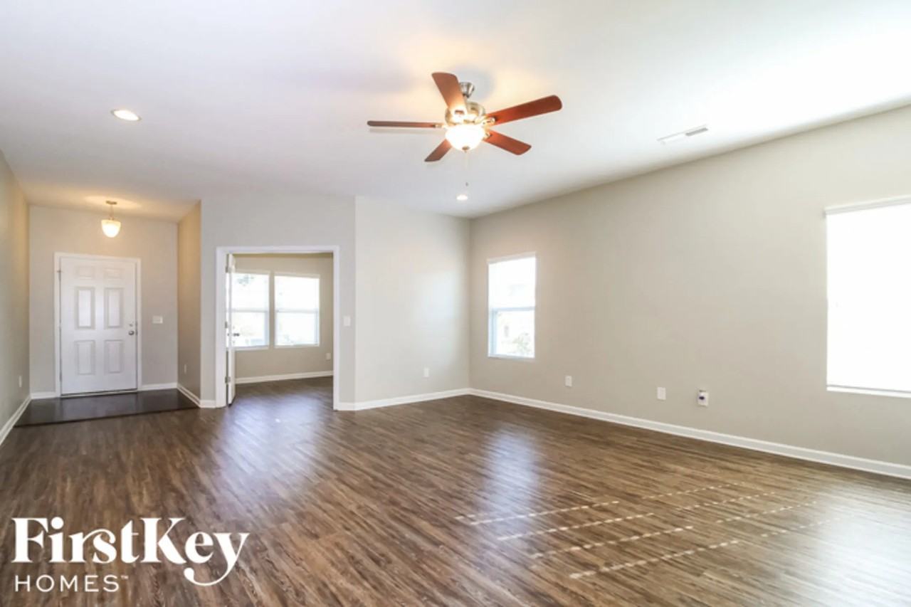 4317 Lochurst Dr - Photo 2 of 12