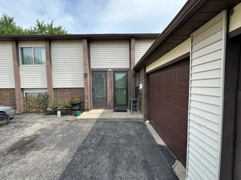 5817 Forest Hills Blvd - Photo 2 of 25