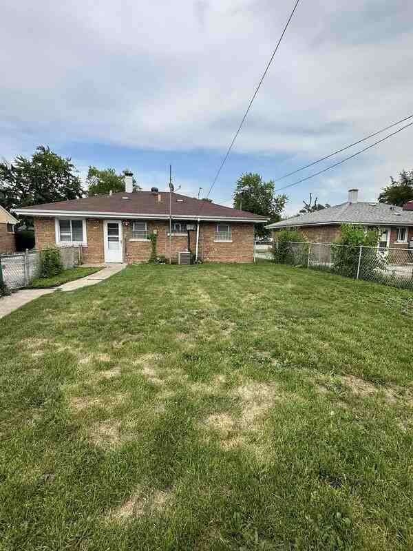17108 Burnham Ave - Photo 3 of 10