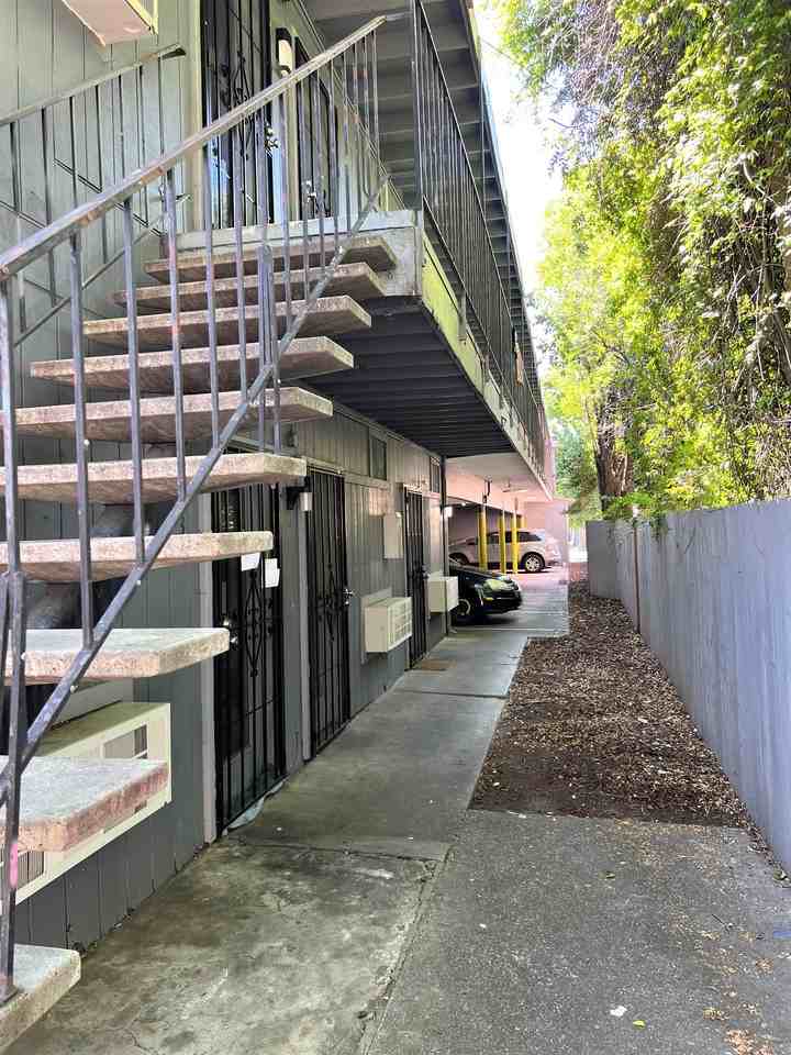 415 E Flora St - Photo 3 of 7