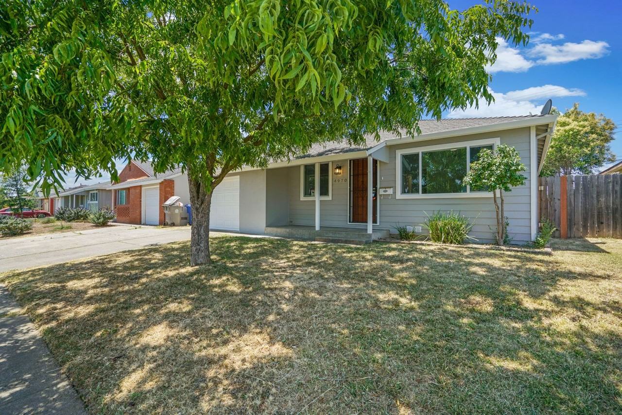 4970 Bradford Dr - Photo 3 of 34