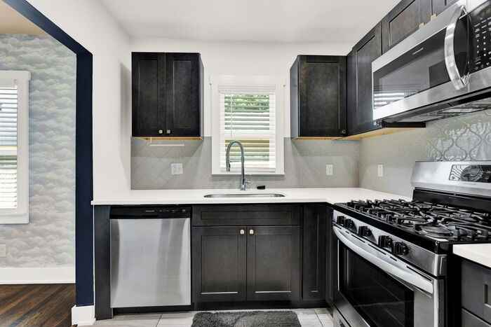 2435 E 10th St - Photo 3 of 19